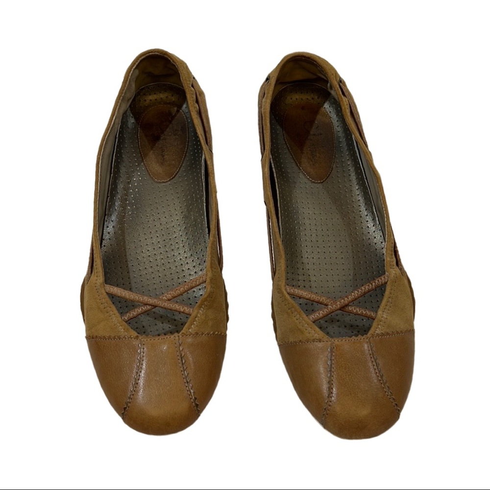 Cole Haan Nike Air Cognac Leather and suede Flats Size 9AA, fits an 8.5 M